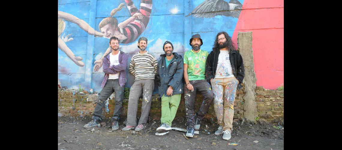 Artistas locales alegran las calles y barrios de la zona Sur