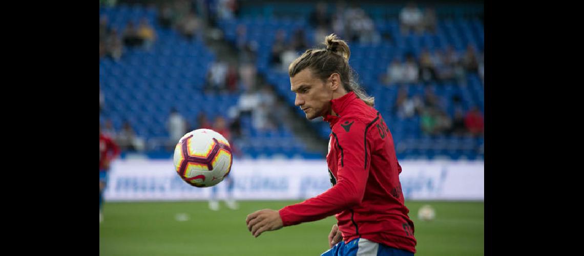 El lateral jugoacute en varios clubes de Espantildea y analiza volver al paiacutes