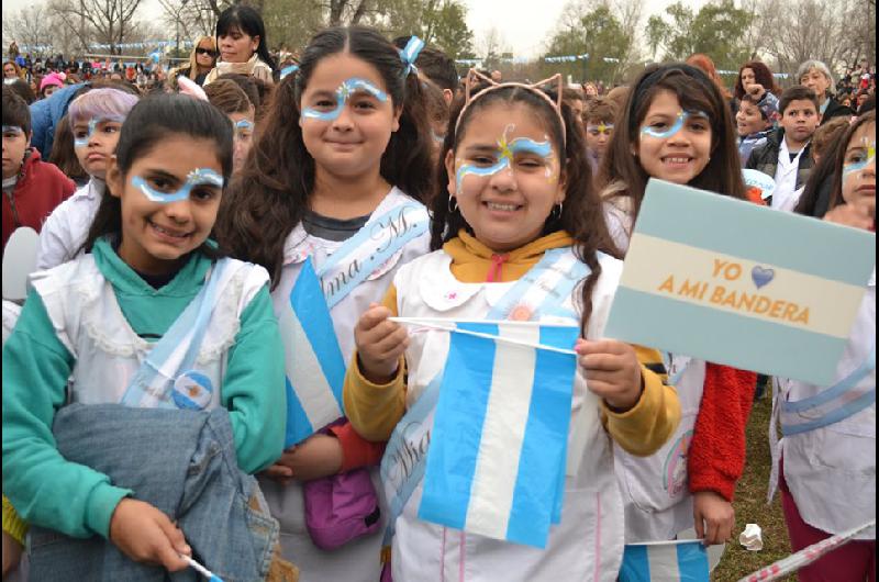 Maacutes de 11 mil chicos juraron lealtad a la Bandera en el Parque de Lomas