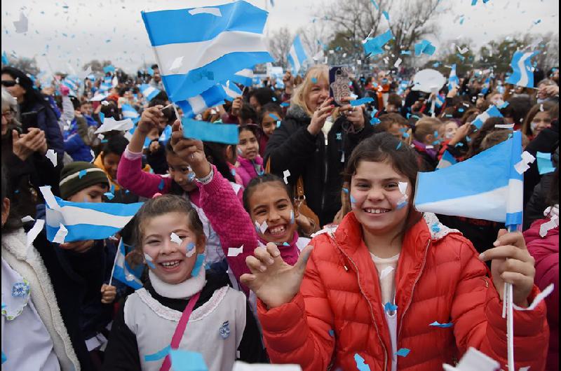 Maacutes de 11 mil chicos juraron lealtad a la Bandera en el Parque de Lomas