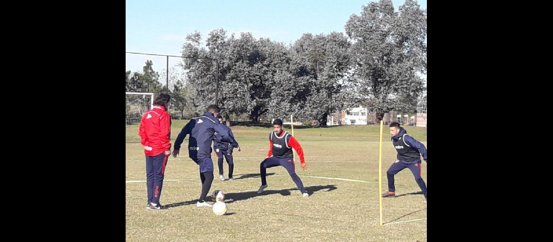 Con apenas 13 futbolistas Los Andes inicioacute la pretemporada