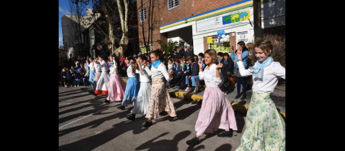 Alumnos bailaron la tradicional muacutesica folkloacuterica 