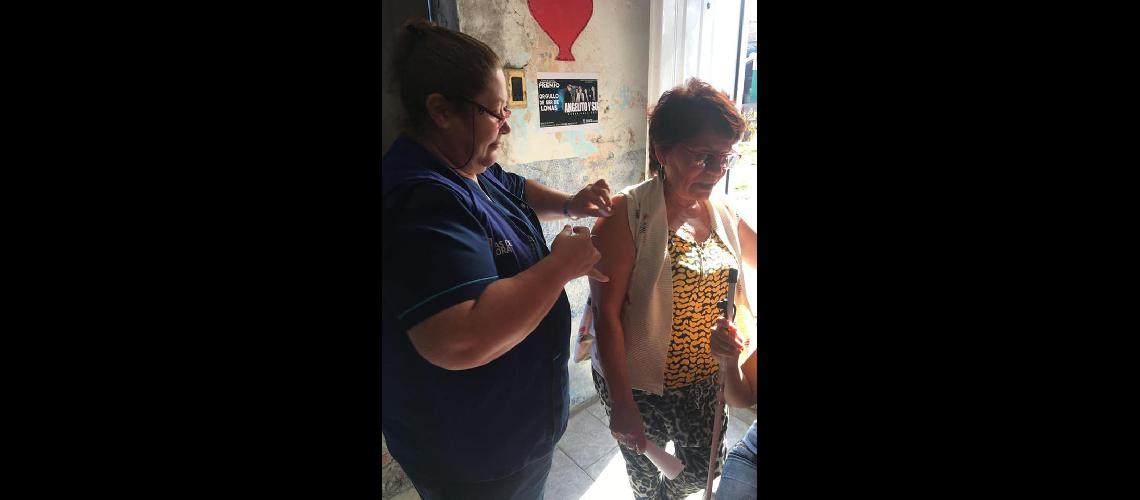 Vacunan gratis a los abuelos en los clubes de Lomas