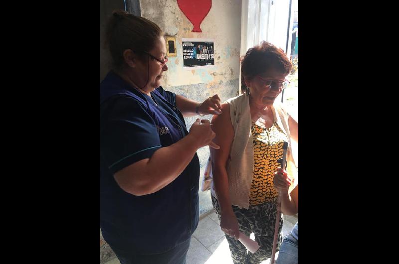 Vacunan gratis a los abuelos en los clubes de Lomas