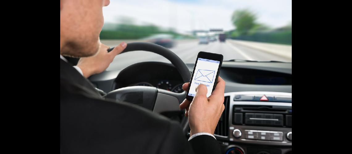 La mitad de los conductores admite usar el celular mientras maneja