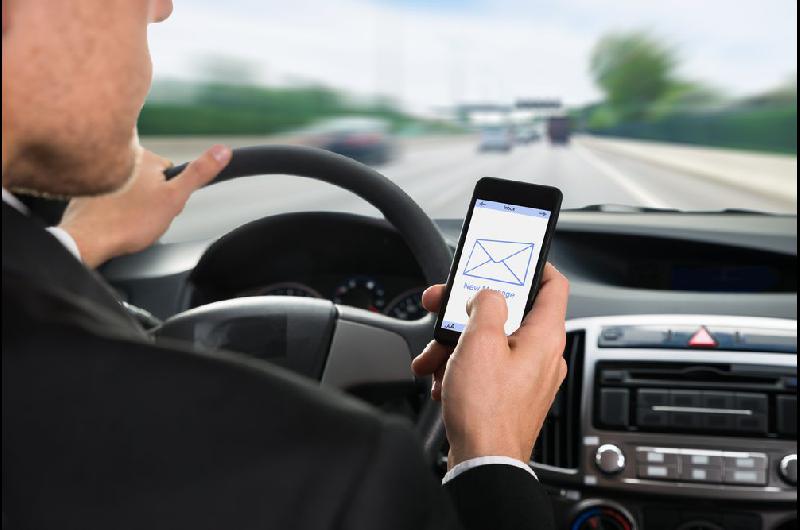 La mitad de los conductores admite usar el celular mientras maneja