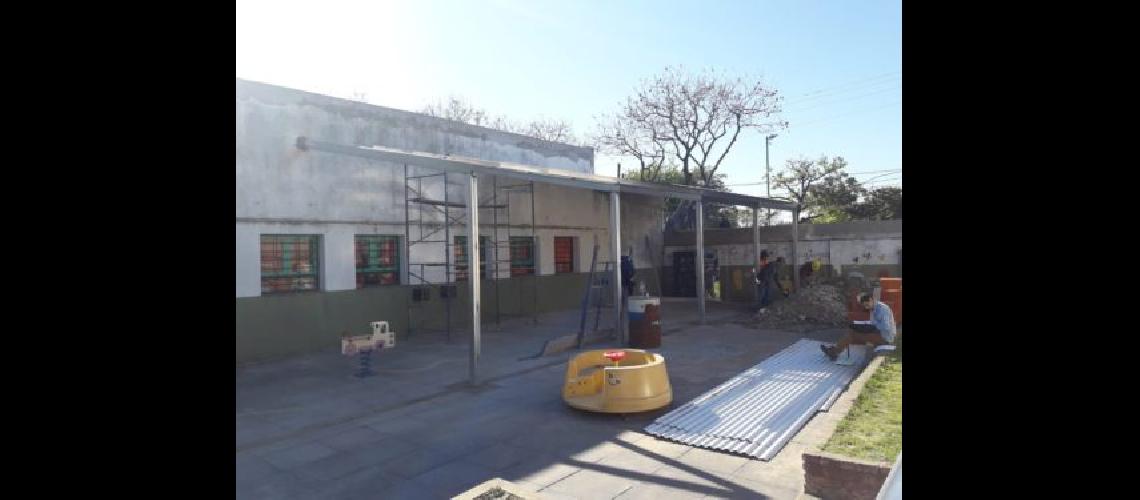 En lo que va del antildeo el Municipio de Lomas trabajoacute en el mantenimiento de las escuelas y realizoacute obras de gas en 32 escuelas de distintos niveles