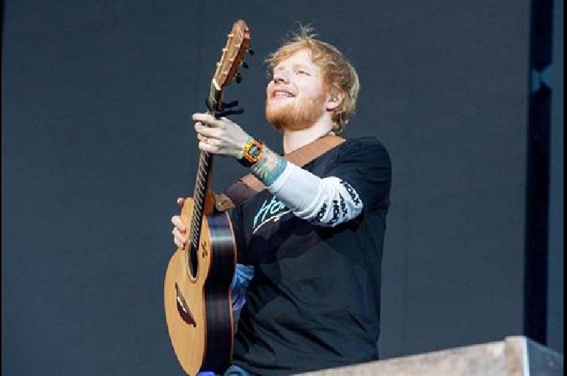 Ed Sheeran con una pequentildea ayuda de sus amigos