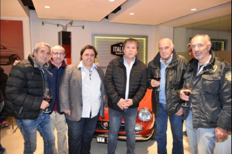 Con una expo de autos claacutesicos celebraron en Lomas de Zamora los 100 antildeos de Fiat