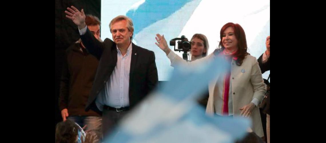 Aumento de las jubilaciones y tarifas maacutes bajas las promesas de Alberto Fernaacutendez