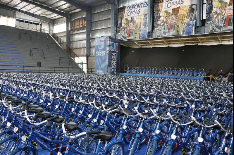 Lomas- entregaron bicicletas y kits deportivos a miles de chicos