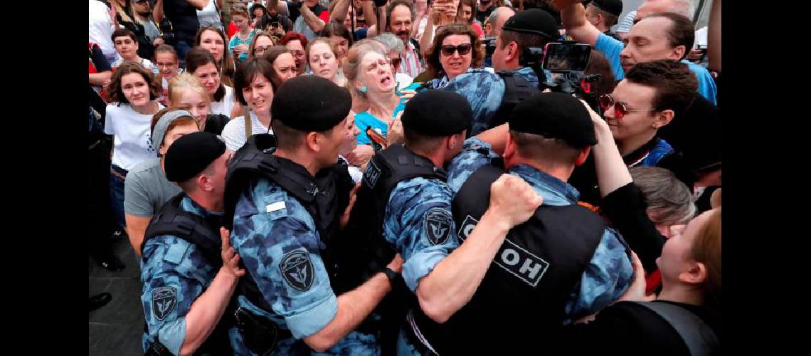 En Rusia hubo alrededor de 20 mil personas protestando en las calles de Moscuacute