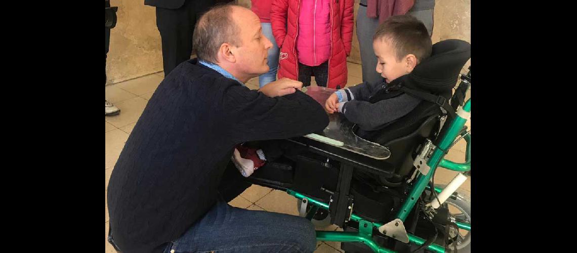 Lomas- entregan a un nene una silla de ruedas especial