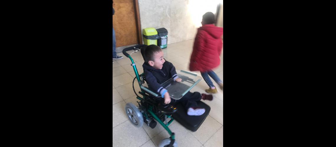 Lomas- entregan a un nene una silla de ruedas especial