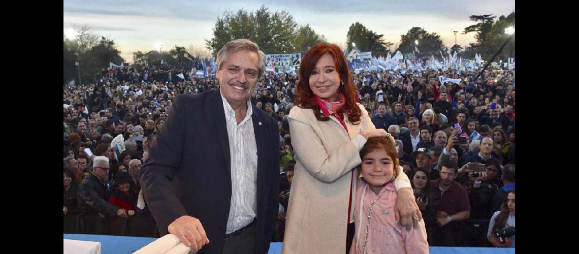 Alberto Fernaacutendez y Cristina Kirchner evaluacutean cerrar la campantildea previa a las PASO en Rosario