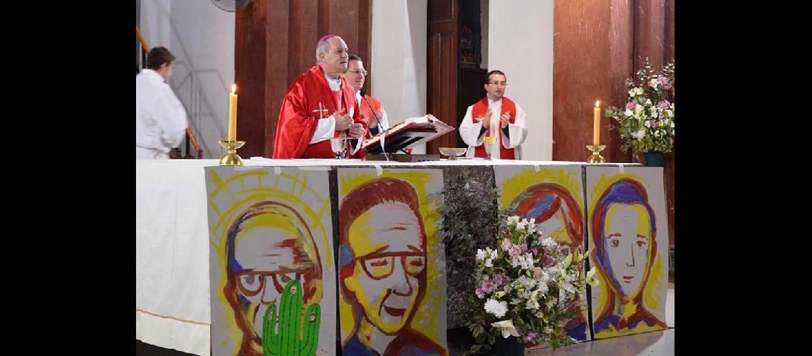 Lomas- Lugones celebra sus 20 antildeos como obispo