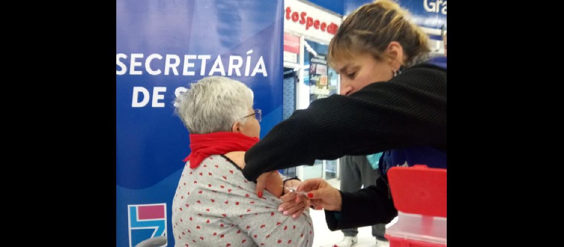 Unos 2 mil vecinos se vacunaron  contra la gripe en supermercados