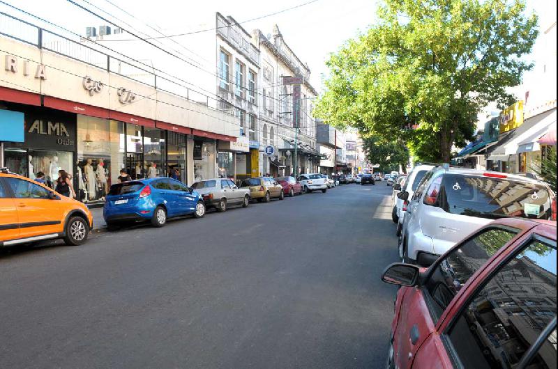 Lomas- rige el libre estacionamiento para facilitar las compras del Diacutea del Nintildeo