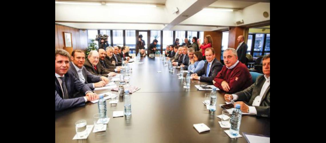 Los gobernadores cuestionaron con dureza las medidas econoacutemicas de Macri