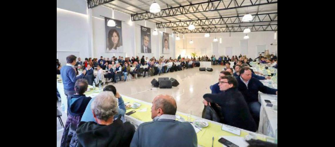 Kicillof se reunioacute con intendentes en Avellaneda para delinear la estrategia de campantildea