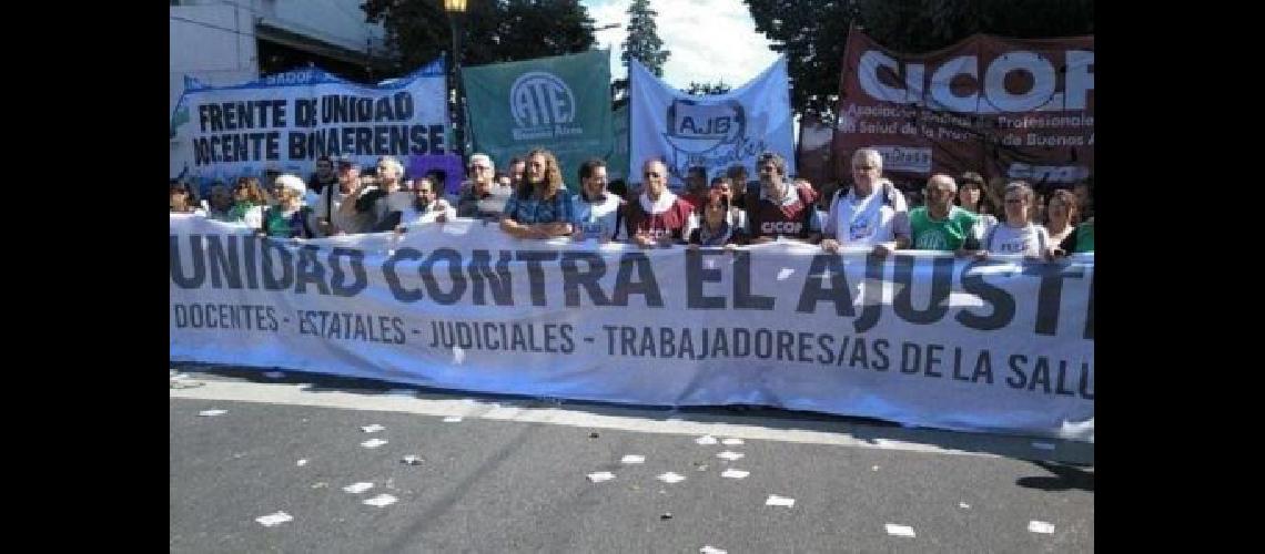 Los estatales agudizan sus reclamos al gobierno de Mariacutea Eugenia Vidal