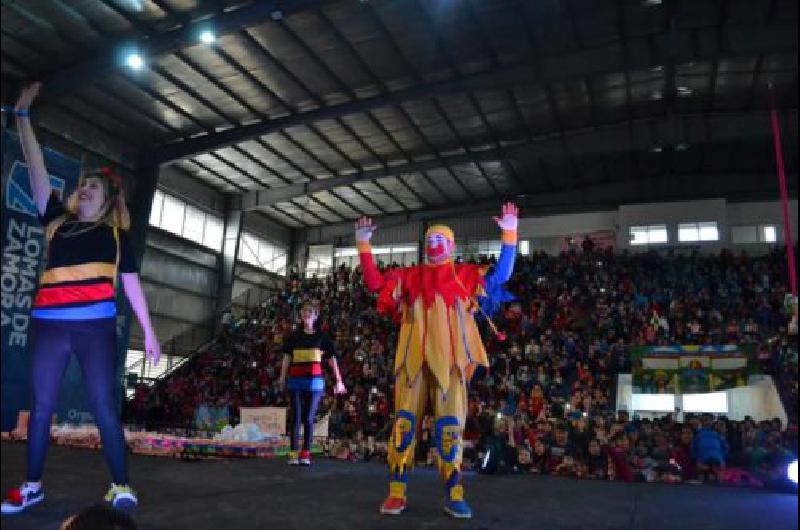 clowns malabaristas y artistas leS sacaron una sonrisa a los maacutes pequentildeos