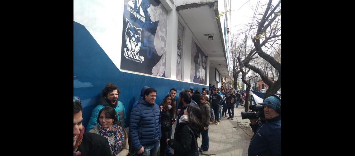 La ldquoDiego maniacuteardquo no se detiene y Gimnasia atiende a cientos de personas cada diacutea
