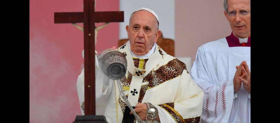 El Papa se mostroacute especialmente preocupado por ldquola deforestacioacuten excesiva a favor de algunosrdquo en la isla