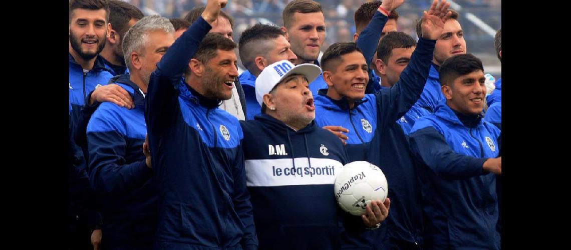 Con una gran bienvenida Maradona fue presentado en Gimnasia de La Plata