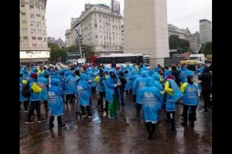 la manifestacioacuten se realiza bajo la lluvia en el obelisco