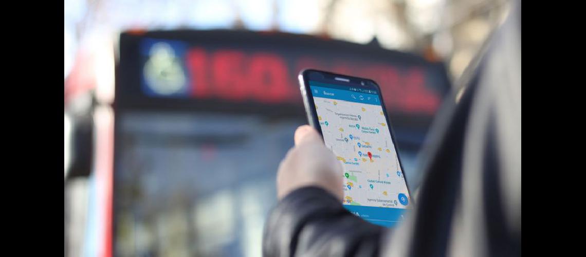 Con una aplicacioacuten los vecinos de la regioacuten ya pueden saber cuaacutendo tarda en llegar el colectivo a la parada