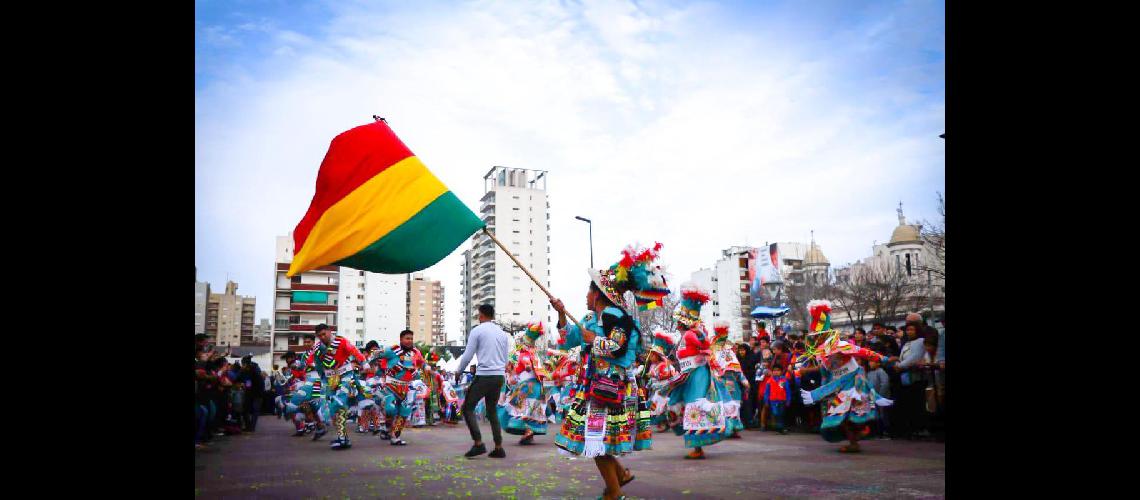Desfile muacutesica y alegriacutea en el quinto encuentro de Bolivia Miacutestica en Lomas