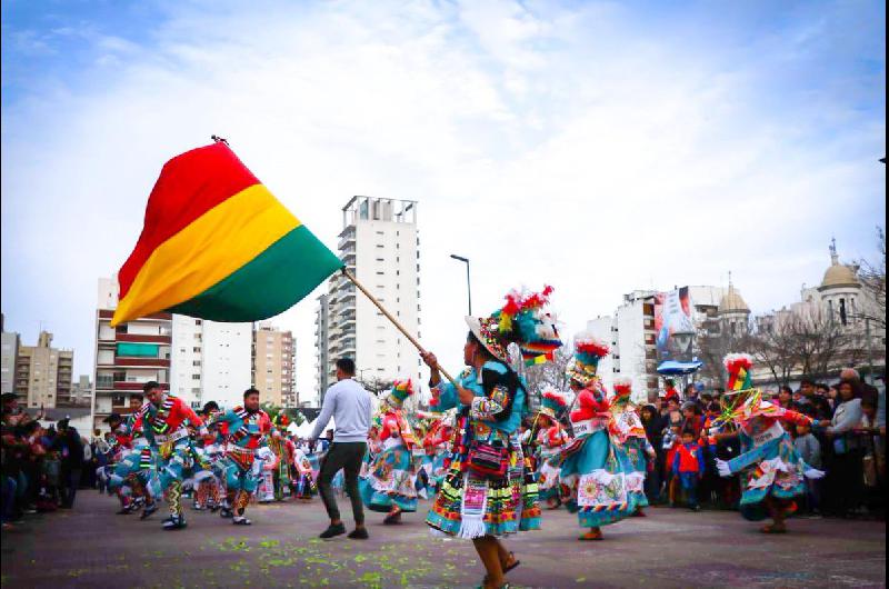 Desfile muacutesica y alegriacutea en el quinto encuentro de Bolivia Miacutestica en Lomas