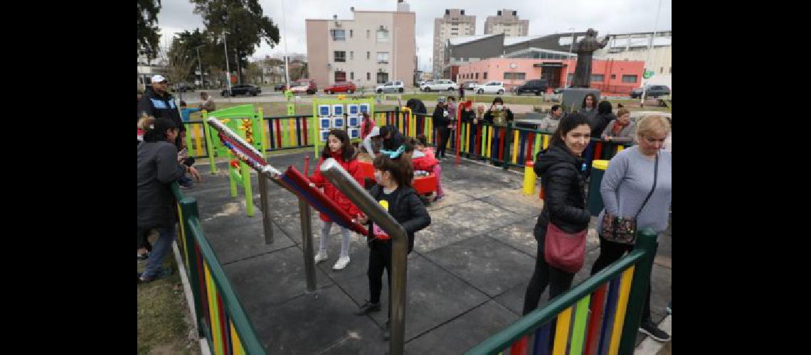 Avellaneda ya cuenta con patios de juegos adaptados para nintildeos con TEA en siete plazas