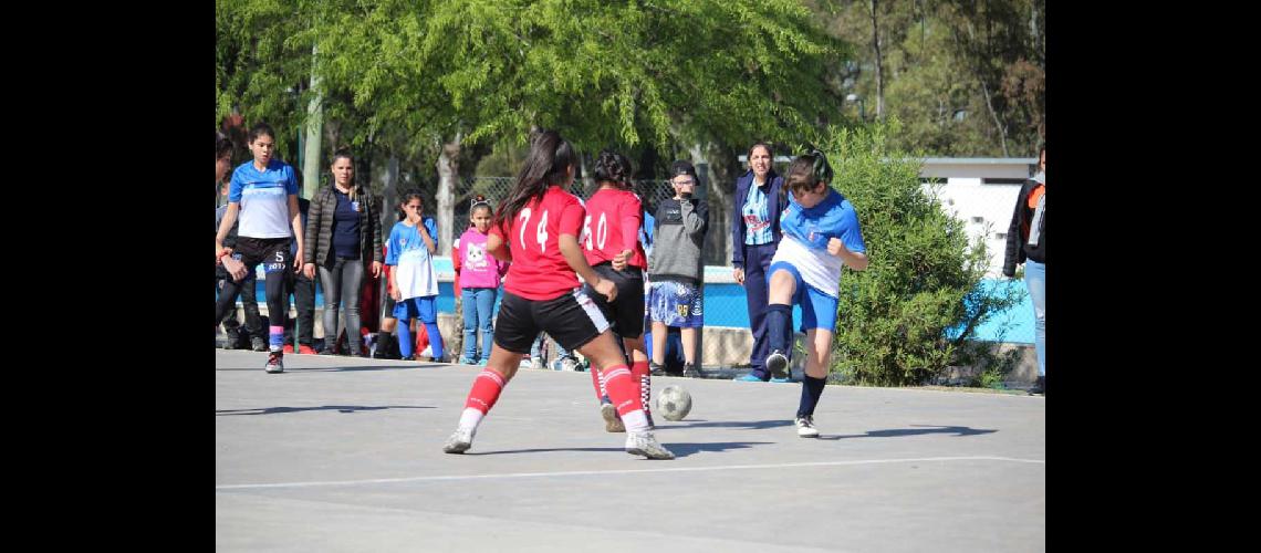Maacutes de mil chicas ya participan de la Liga Municipal de Fuacutetbol Femenino