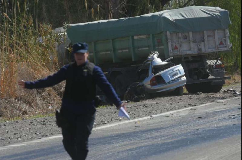 El auto quedoacute incrustado debajo del camioacuten