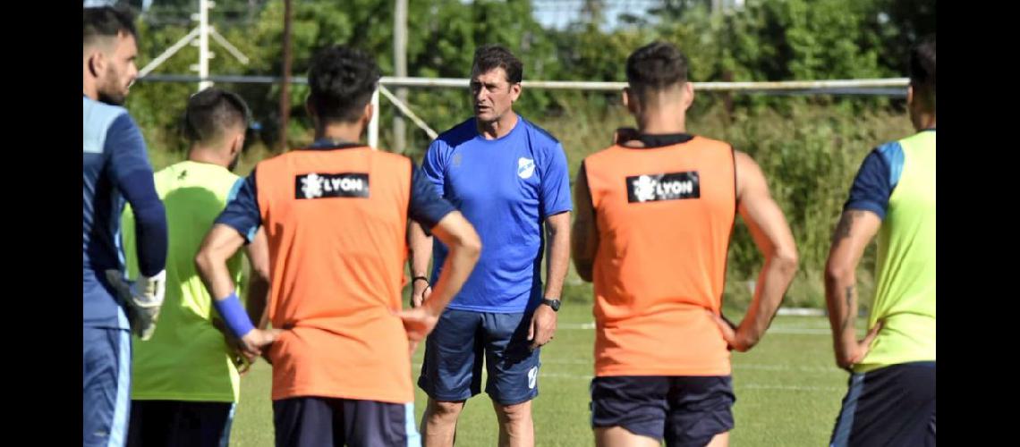 El teacutecnico Cristian Aldirico dialogo con los jugadores en la vuelta del Gasolero a los entrenamientos