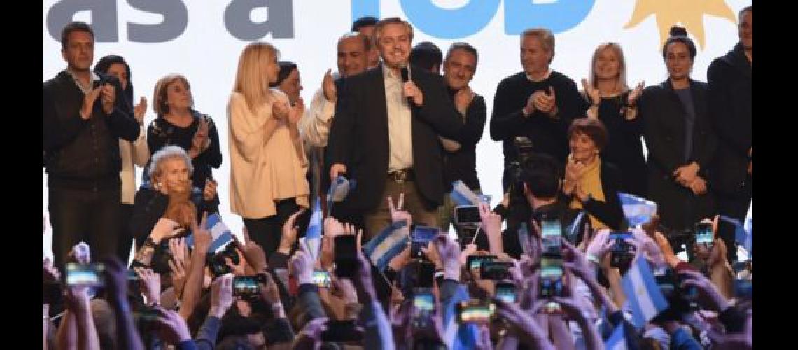 A un mes de las elecciones Alberto Fernaacutendez le saca 18 puntos de diferencia a Mauricio Macri
