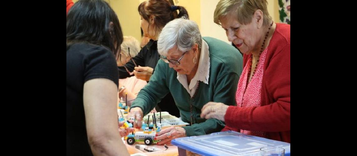Brindan un taller gratuito de roboacutetica para adultos y adultos mayores