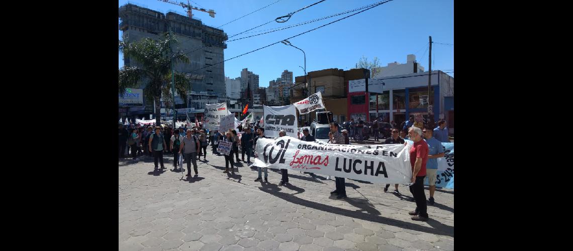 Lomas- marcha contra las poliacuteticas de ajuste del Gobierno nacional y provincial