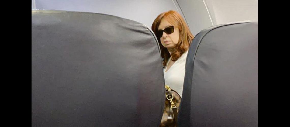 Cristina Kirchner viajoacute Cuba y suspendioacute sus actividades de campantildea