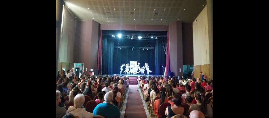 Durante la primera muestra de danza hubo un gran caudal de puacuteblico 