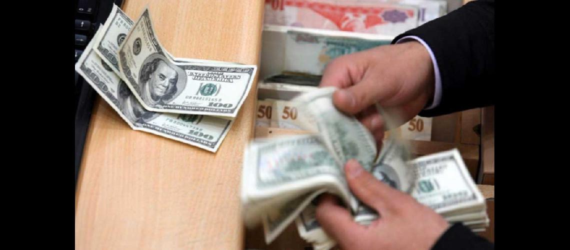 Pese a la intervencioacuten del Banco Central el doacutelar arrancoacute la semana con una nueva suba