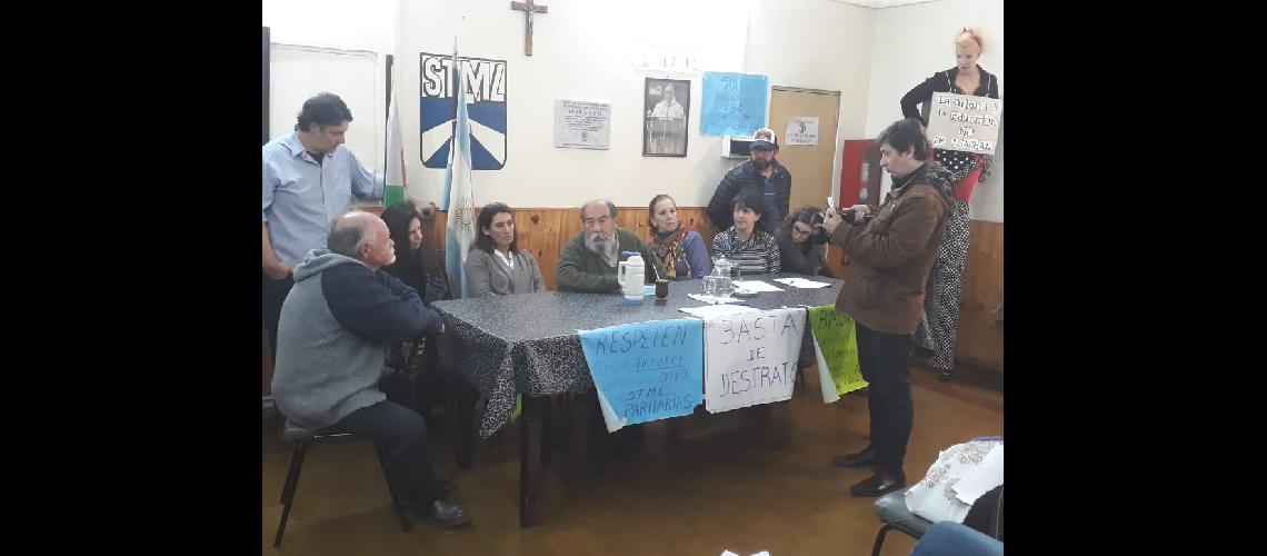 Lanuacutes- los docentes municipales haraacuten una caravana contra la precarizacioacuten