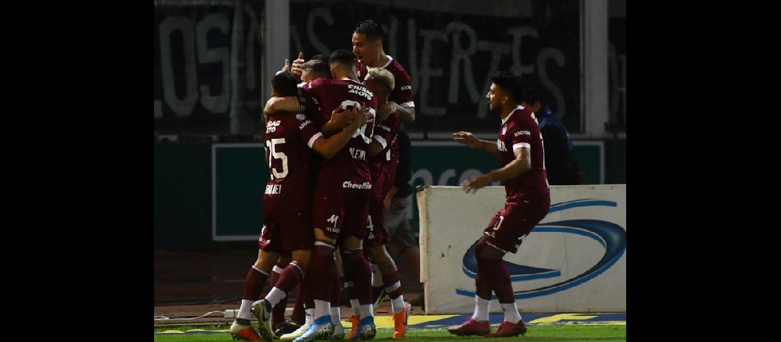 Lanuacutes lleva ocho encuentros sin derrotas por Superliga
