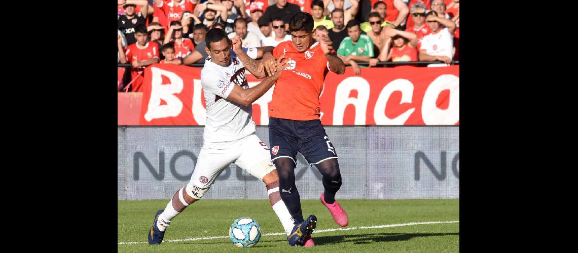 Lanuacutes sigue al Rojo vivo y suentildea despierto en la Copa Argentina