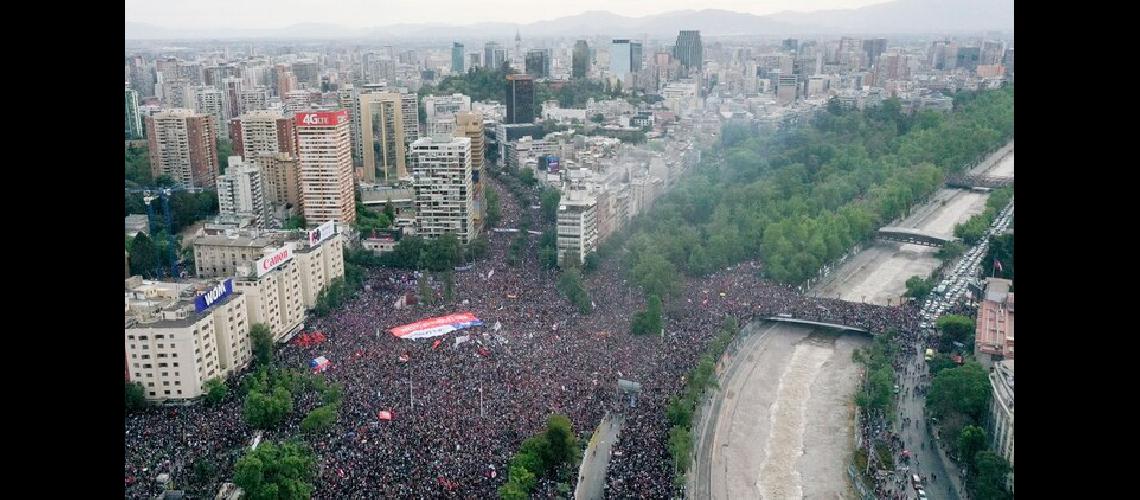 Maacutes de un milloacuten de personas marcharon en Chile contra el presidente Pintildeera