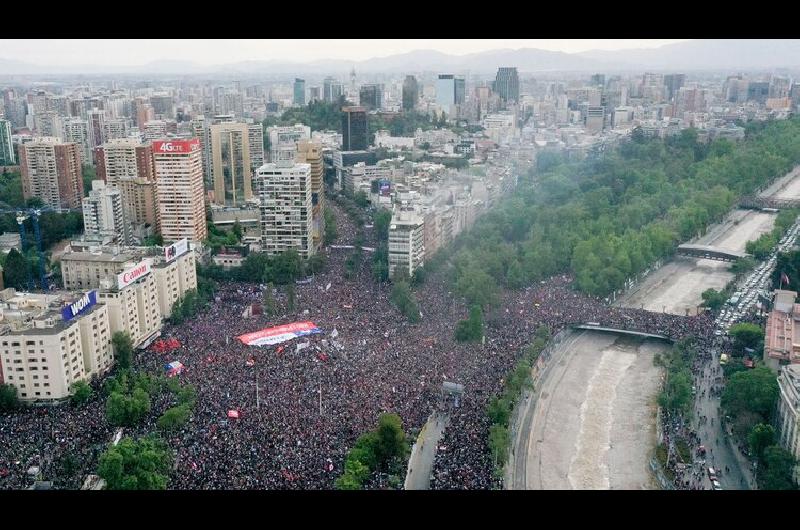 Maacutes de un milloacuten de personas marcharon en Chile contra el presidente Pintildeera
