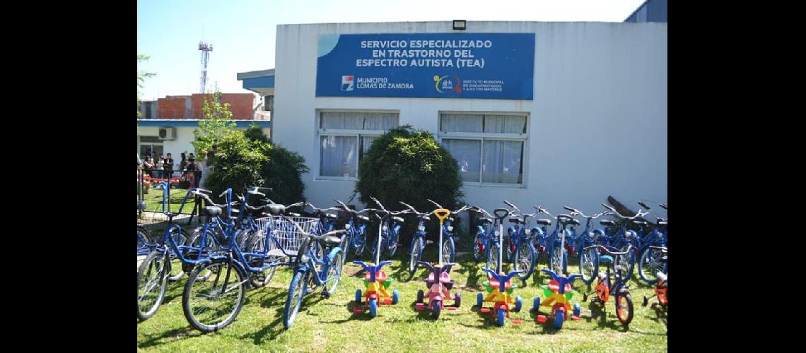 Nintildeos y joacutevenes del Servicio TEA ya tienen sus bicicletas