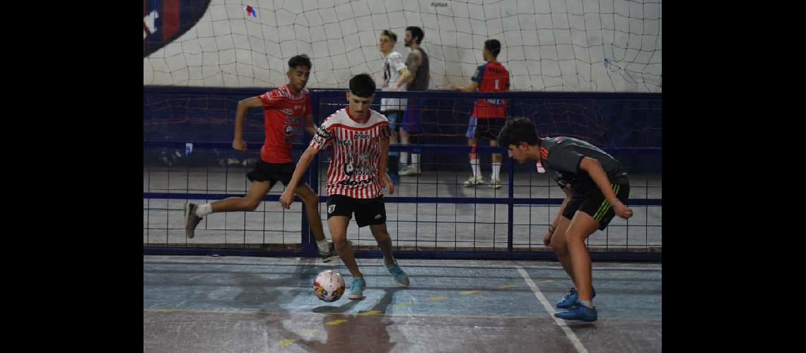 Con el impulso de todo un barrio el Futsal llegoacute a Atleacutetico Llavallol
